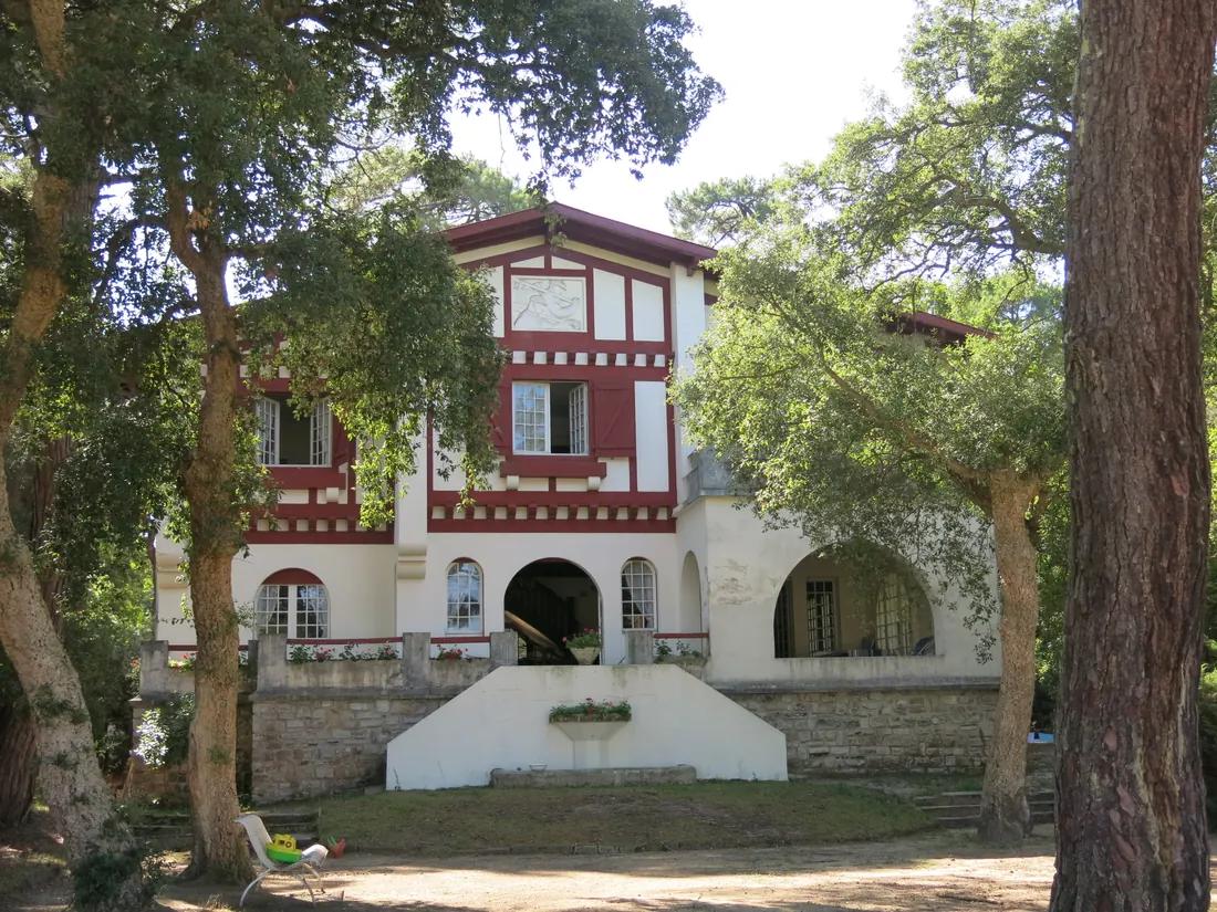 Villa d'Hossegor et son jardin sous les chênes et les pins